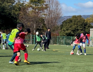 シンコースポーツ体育館・青少年センター（兵庫県芦屋市）においてヴィッセル神戸とサッカークリニックを開催しました。②